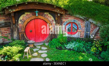 Hobbit House and Garden in the Shire, Hobbiton Movie Set, Matamata, Waikato, Nordinsel, Neuseeland Stockfoto