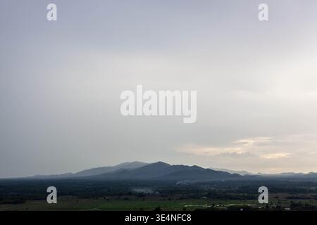 Moody Landschaft in Nordthailand. Blick vom Wat Phrathat Doi Phra Chan - buddhistischer Tempel in der thailändischen Provinz Lampang. Stockfoto