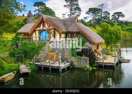 Mill and Dock am Hobbiton Movie Set, Matamata, Waikato, Nordinsel, Neuseeland Stockfoto