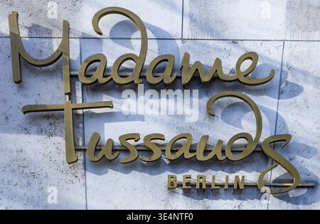Eintrittsschild für Madame Tussauds Museum in Berlin, Deutschland, Nahaufnahme der Außenwand des berühmten Wachsmuseums. Stockfoto