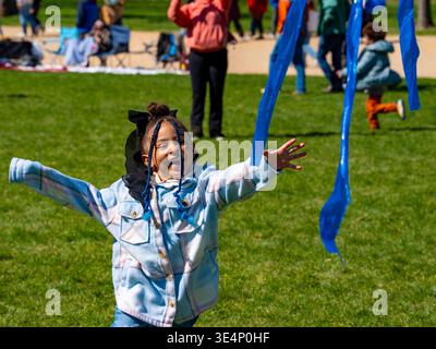 Washington, Usa. März 2026. Ein Mädchen spielt mit einem Drachen während des Blossom Kite Festivals 2026 in der National Mall in Washington. Quelle: SOPA Images Limited/Alamy Live News Stockfoto