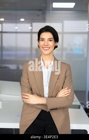 Porträt einer lächelnden kaukasischen Geschäftsfrau, die im Büro posiert Stockfoto