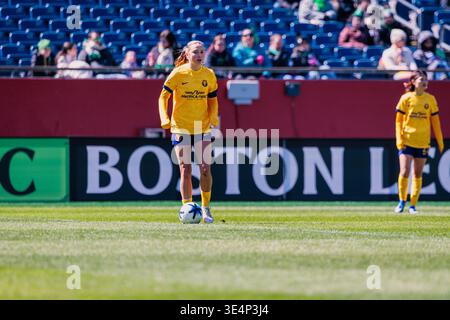 Utah Royals FC Spieler im gelben Trikot mit Ball zu Füßen während eines NWSL-Spiels im Gillette Stadium gegen Boston Legacy FC. Stockfoto