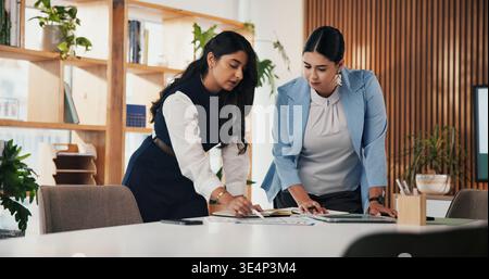Buchhalter, Dokumente und Frauen in Besprechungen, Tablet für Auditprüfungen und Gespräche. Mitarbeiter, Mitarbeiter und Berufstätige im Büro, Teamwork oder im technischen Bereich Stockfoto