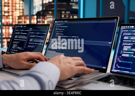 Der Dedizierte Softwareentwickler Konzentrierte Sich Auf Die Erstellung Von Webanwendungen In Modernen Büroumgebungen Stockfoto