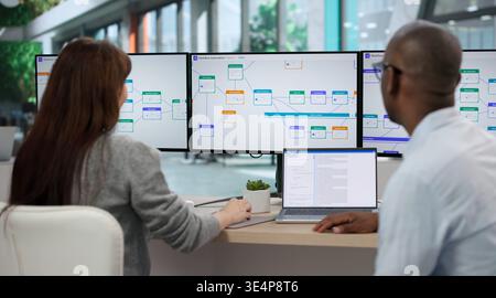 Junger Manager Und Berater Mit Digitaler Workflow-Software Zur Optimierung Von Geschäftsaufgaben Stockfoto
