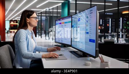 Manager Wertet Systemaktualisierungen Für Entgeltabrechnung Auf Desktop For Business Operations Aus Stockfoto