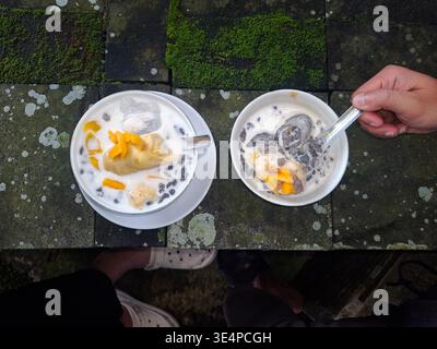 Asiatisches Dessert Kolak in tropischer Umgebung Stockfoto