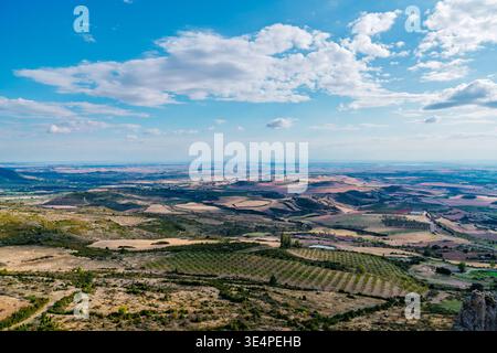 Panoramablick am Tag der Landschaft der Provinz Huesca in der Region Aragon, Spanien mit landwirtschaftlichen Feldern Stockfoto
