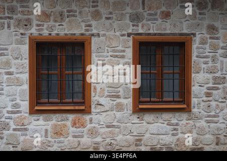 Fenster auf einer Steinmauer in einem historischen Gebäude Stockfoto