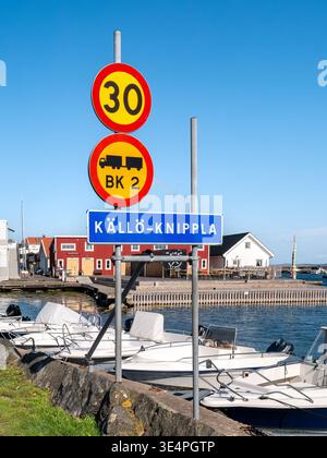 Ortsschild und Verkehrsschilder am Hafen auf Källo-Knippla, nördlicher Göteborger Archipel, Bohuslän, Westküste Schwedens Stockfoto