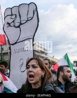Athen, Griechenland. März 2026. Während einer Demonstration gegen die US-israelischen Streiks auf den Iran in Athen, Griechenland, am 28. März 2026, sangen Demonstranten Parolen. Tausende von Menschen gingen am Samstag bei Dutzenden von Protesten in ganz Griechenland auf die Straße, um Widerstand gegen die US-israelischen Streiks gegen den Iran zu sagen. Quelle: Marios Lolos/Xinhua/Alamy Live News Stockfoto
