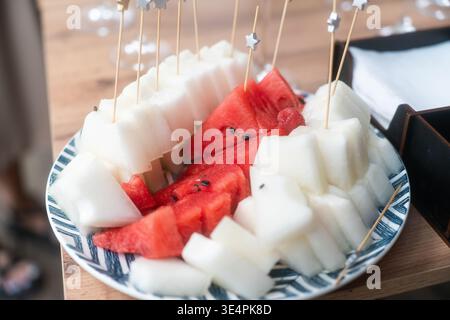 Luxuriöser Gourmet-Vorspeisentisch mit elegantem Canape und Fingerfood für eine Veranstaltung im Freien. Hochwertiges Catering-Konzept für Stockfoto