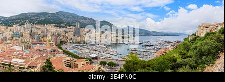 Panoramablick über Port Hercule und das dichte Hochhaus von Monaco Stockfoto