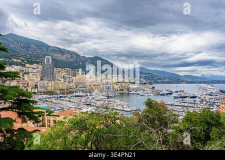 Dunkle Wolken über Port Hercule in Richtung Monte Carlo, Monaco Stockfoto
