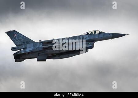 Die polnische Luftwaffe General Dynamics/Lockheed Martin F-16C Fighting Falcon verlässt die RAF Waddington nach Übung Cobra Warrior Stockfoto