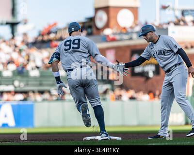 New York, USA. März 2026. 28. März 2026 der New Yorker Right Fielder Aaron Judge (99) schlägt dem New Yorker ersten Basis-/Infield-/Basis-Lauftrainer Dan Fiorito (85) die Hände, nachdem er im fünften Inning während des MLB-Spiels zwischen den New York Yankees und den San Francisco Giants einen Homerun getroffen hatte. Thurman James/CSM (Credit Image: © Thurman James/Cal Sport Media) Credit: CAL Sport Media/Alamy Live News Stockfoto