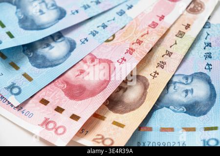 Viele verschiedene chinesische Yuan-Banknoten. Chinesische Papierwährung Yuan Renminbi-Banknoten als Hintergrund. Stockfoto