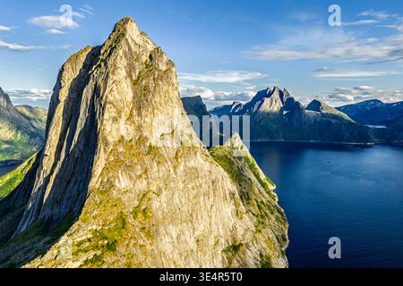 Luftaufnahme des Mt. Segla, hinten am Mt. Breidtinden, Senja Island, Norwegen Stockfoto