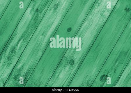 Grün lackiertes Holzbrett mit sichtbarer Körnung und diagonalen Dielen, Wandfläche aus Holz. Rustikaler Hintergrund mit Holzstruktur, Designelement, Wallpa Stockfoto