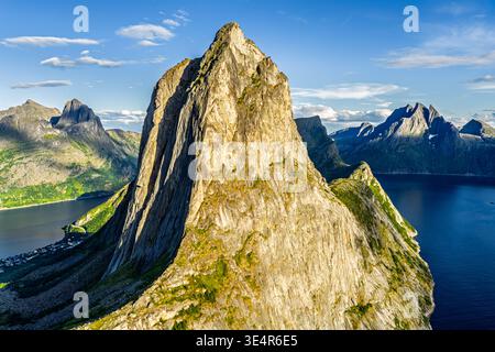 Luftaufnahme des Mt. Segla, hinten am Mt. Grytetippen (links) und Mt. Breidtinden, Senja Island, Norwegen Stockfoto