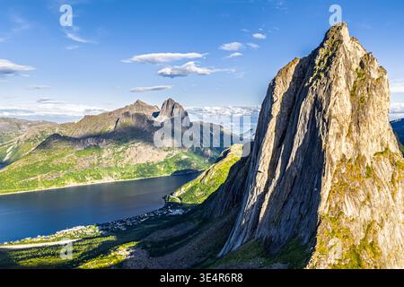 Luftaufnahme des Mt. Segla, hinten am Mt. Breidtinden, Senja Island, Norwegen Stockfoto