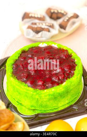 Biskuitkuchen mit Frischkäse und frischen Sommerbeeren auf hölzernem Hintergrund, Blick von oben. Hausgemachte Victoria Torte mit Schlagsahne, Erdbeeren und blu Stockfoto