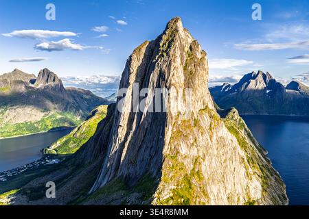 Luftaufnahme des Mt. Segla, hinten am Mt. Breidtinden, Senja Island, Norwegen Stockfoto