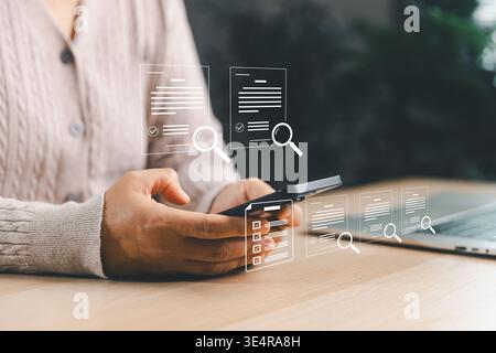 Nahaufnahme von Benutzern, die digitale Dokumente auf dem Smartphone mit Such- und Checklisten-Overlays prüfen, mobile Audits, Verifizierungsprozesse und Dokumente visualisieren Stockfoto