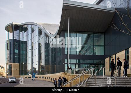 Moderne Glasarchitektur des Parkside Building mit einem wellenförmigen Dach und einer Gruppe von Personen, die auf den Stufen stehen, Birmingham, West Midlands, eng Stockfoto