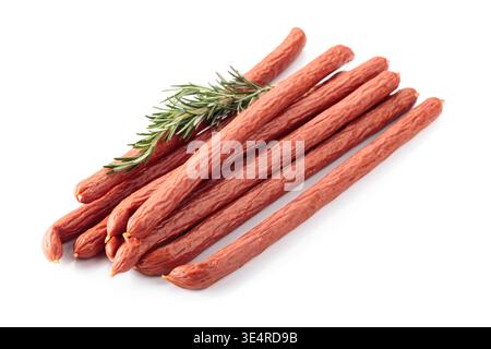 Kabanos isoliert auf weißem Hintergrund. Lange, dünne, trockene polnische Würstchen mit starkem rauchigen Geschmack. Dies ist ein beliebter Fleischsnack, der traditionell zubereitet wird Stockfoto