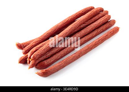 Kabanos isoliert auf weißem Hintergrund. Lange, dünne, trockene polnische Würstchen mit starkem rauchigen Geschmack. Dies ist ein beliebter Fleischsnack, der traditionell zubereitet wird Stockfoto