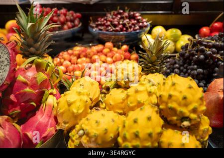 Auswahl an frischen exotischen Früchten wie Mango, tropische Drachenfrüchte, Litschi, Sternenfrüchte, bunt, saftig und mit natürlicher Süße und Nährstoffen, in Stockfoto