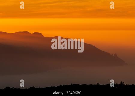 Geschichtete Silhouetten der Insel La Gomera bei Sonnenuntergang vom Teide Teneriffa Kanarische Inseln Stockfoto