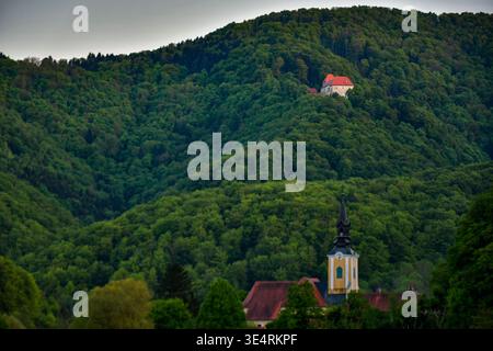Burg Podsreda aus der Vogelperspektive umgeben von sanften grünen Hügeln und Wäldern Slowenien Stockfoto