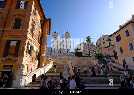 Rom, Italien-25. September 2025: Niedriger Blick auf die Spanische Treppe in Rom unter Sonnenlicht, mit der Kirche Trinità Dei Monti oben auf der Treppe Stockfoto