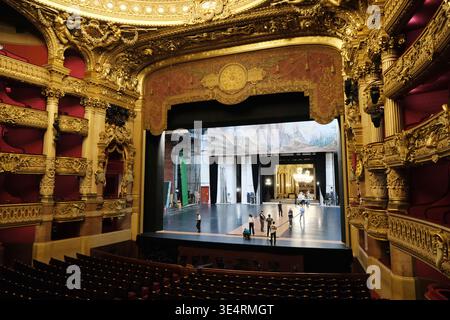 Paris, Frankreich-4. Oktober 2025: Innenansicht des großen Auditoriums im Palais Garnier mit Bühne, roten Samtsitzen und kunstvollem Barockbalken Stockfoto