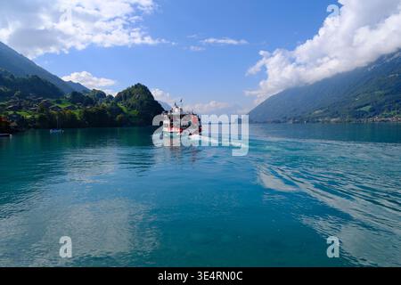 Brienz, Schweiz-1. Oktober 2025: Passagierschiff segelt auf dem Brienzersee mit den Alpen im Hintergrund, Schweiz Stockfoto