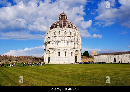 Pisa, Italien-27. September 2025: Baptisterium von Pisa auf der Piazza dei Miracoli mit Touristen Stockfoto