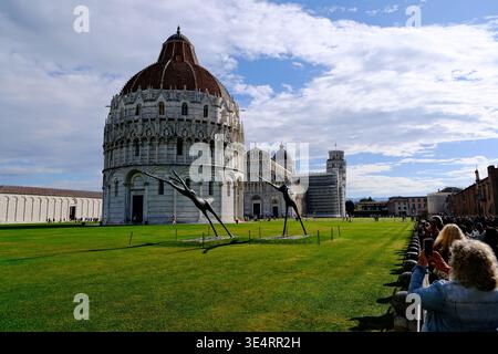 Pisa, Italien-27. September 2025: Piazza dei Miracoli und Pisa Baptisterium mit Touristen Stockfoto