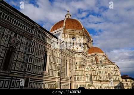 Fassade der Kathedrale von Florenz bei Sonnenlicht Stockfoto
