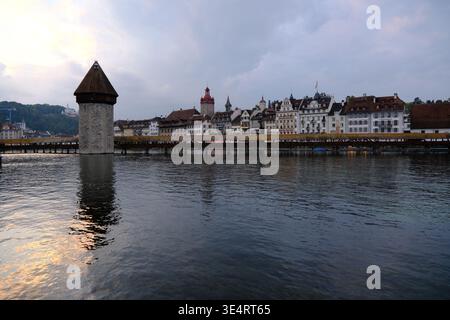 Luzern, Schweiz-30. September 2025: Kapellbrücke und Wasserturm an der Reuss, Luzern Stockfoto