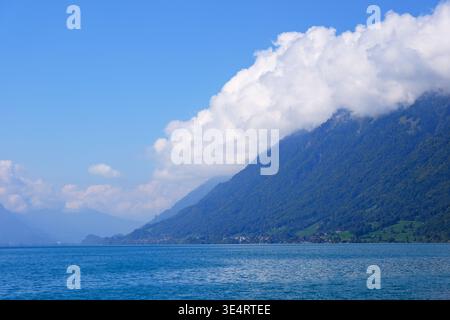 cumulus Wolken, die über die Berge am Brienzersee Rollen Stockfoto