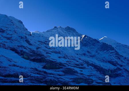 Majestätischer Winterblick auf die Eiger-Nordwand in den Schweizer Alpen unter tiefblauem Himmel in der Schweiz Stockfoto