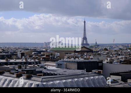Stadtblick auf Paris mit dem Eiffelturm in der Ferne Stockfoto
