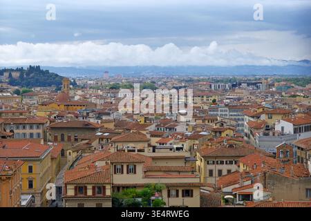 Fernsicht von historischen Gebäuden mit rotem Dach in Florenz, Italien Stockfoto