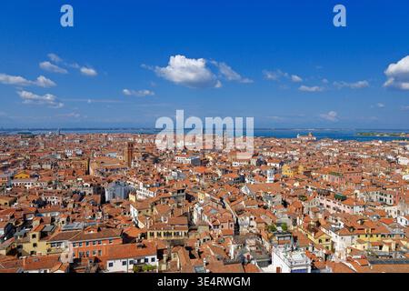 Aus der Vogelperspektive auf die Dächer und die Stadtlandschaft von Venedig, Italien, unter blauem Himmel Stockfoto