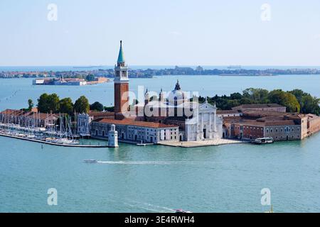 San Giorgio Maggiore in Venedig, Ampanile und Kirche umgeben von Lagune Stockfoto
