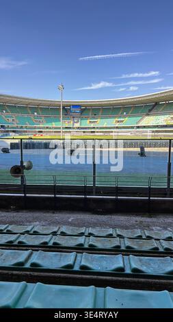Innenansicht des Stadio Marcantonio Bentegodi in Verona, Italien. Grüne leere Sitze und Fußballfeld unter einem hellblauen Himmel. Redaktionssport. Stockfoto