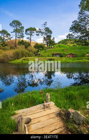 Angelrute und Dock am Auenland, Hobbiton Movie Set, Matamata, Waikato, Nordinsel, Neuseeland Stockfoto
